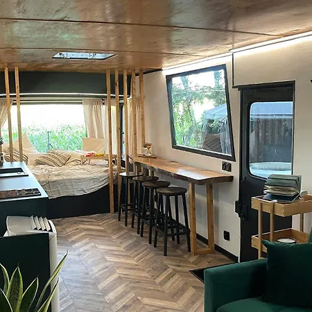 Dom wakacyjny Dom Bus Twój Leśny Azyl Z Prywatnym Jacuzzi Skeczniew